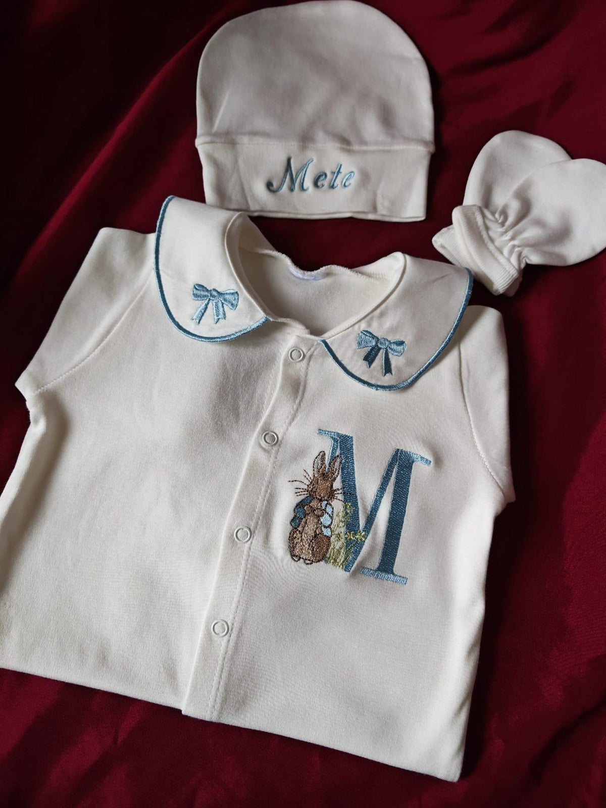 Minivello® Personalisiertes Baby-Set mit Blumeneinstickung aus 100 % Baumwolle (3-teilig)