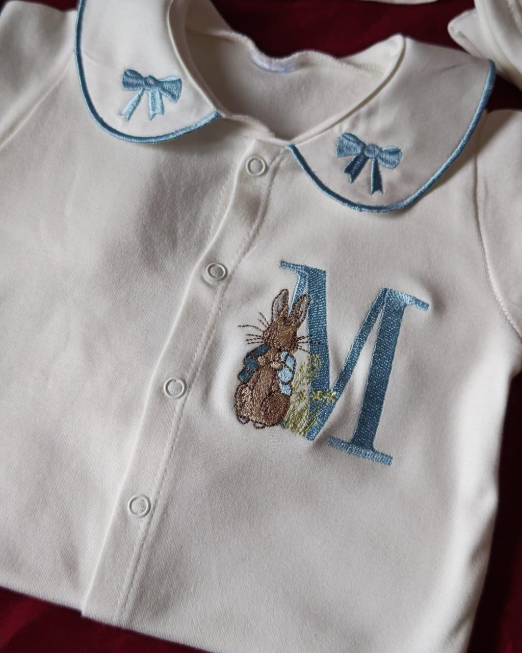 Minivello® Personalisiertes Baby-Set mit Blumeneinstickung aus 100 % Baumwolle (3-teilig)
