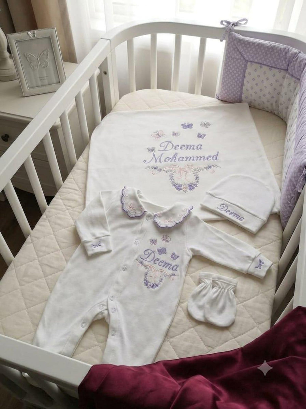Minivello® Personalisiertes Baby Erstlingsset (4-teilig) mit Wunschnamen – Bio-Baumwolle & Madeira-Stickerei