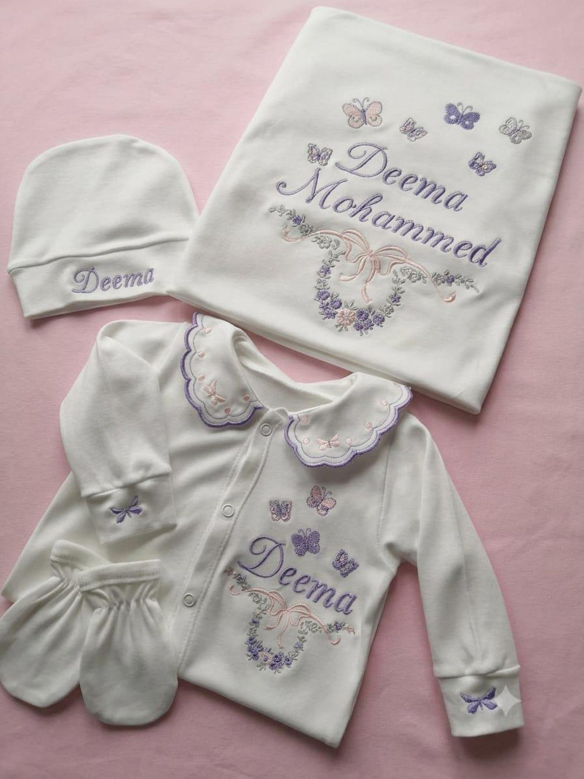 Minivello® Personalisiertes Baby Erstlingsset (4-teilig) mit Wunschnamen – Bio-Baumwolle & Madeira-Stickerei