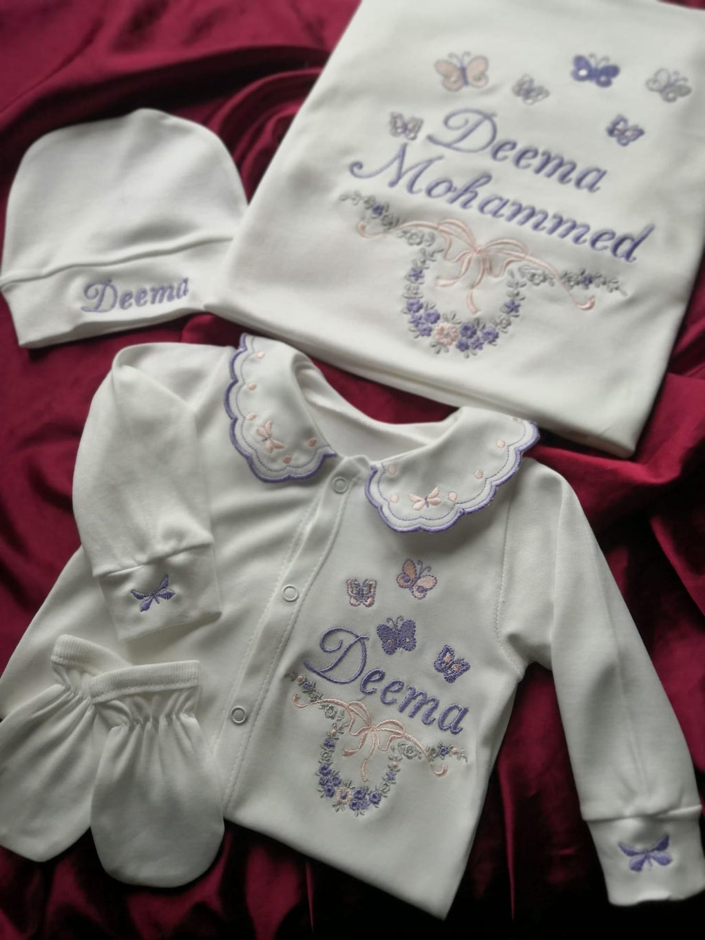 Minivello® Personalisiertes Baby Erstlingsset (4-teilig) mit Wunschnamen – Bio-Baumwolle & Madeira-Stickerei