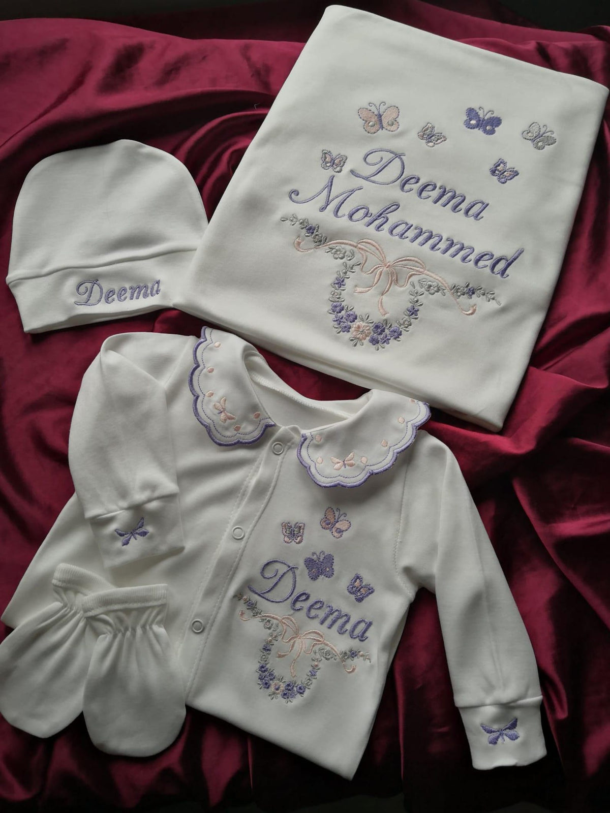 Minivello® Personalisiertes Baby Erstlingsset (4-teilig) mit Wunschnamen – Bio-Baumwolle & Madeira-Stickerei