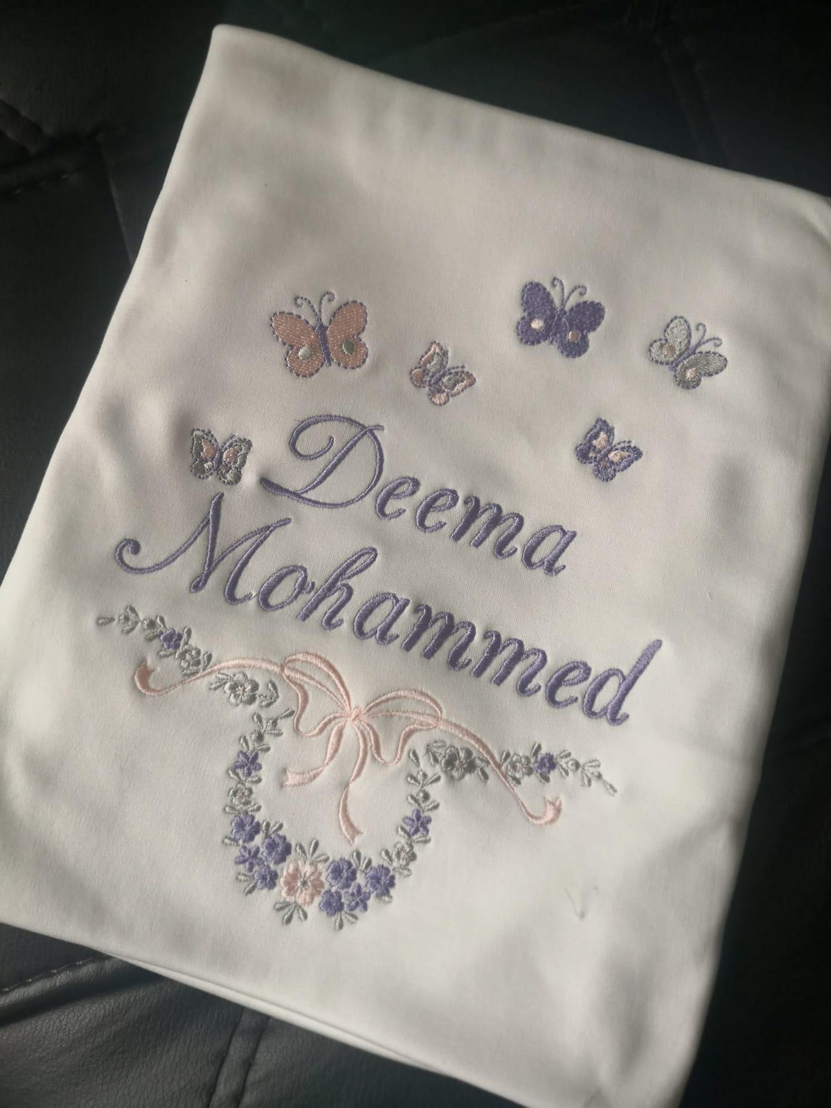 Minivello® Personalisiertes Baby Erstlingsset (4-teilig) mit Wunschnamen – Bio-Baumwolle & Madeira-Stickerei
