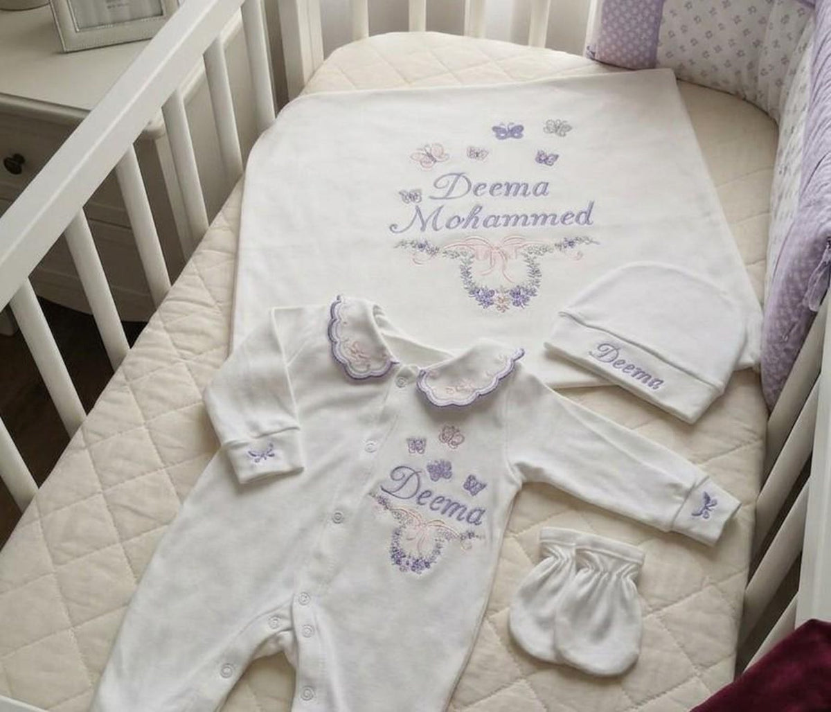 Minivello® Personalisiertes Baby Erstlingsset (4-teilig) mit Wunschnamen – Bio-Baumwolle & Madeira-Stickerei