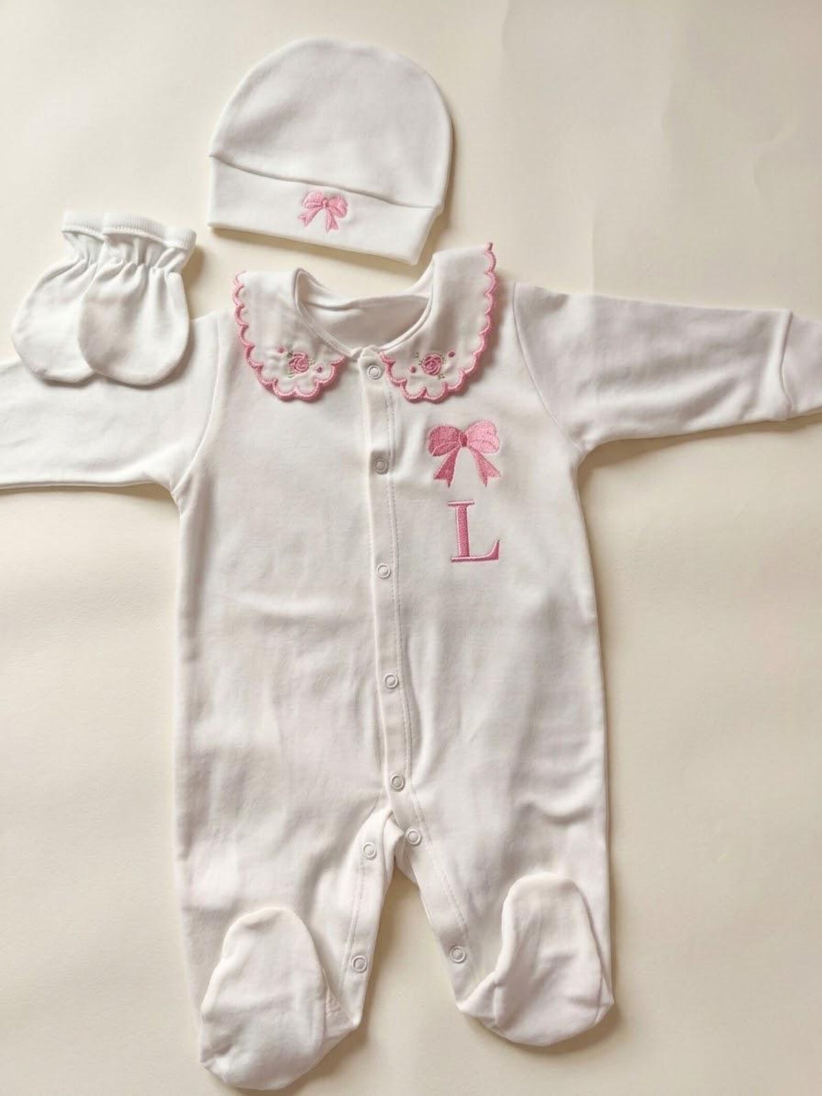 Minivello® Personalisiertes Baby-Set aus 100 % gekämmter Baumwolle mit Namensstickerei (3-teilig)
