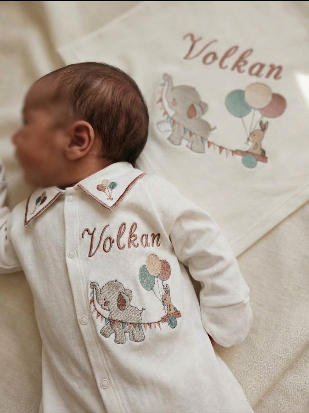 Minivello® Personalisiertes Baby-Set aus 100 % Bio-Baumwolle mit Decke & Namensstickerei (4-teilig)