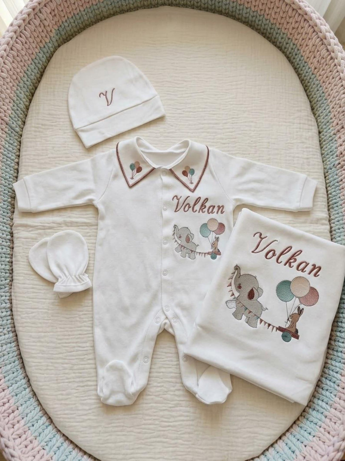 Minivello® Personalisiertes Baby-Set aus 100 % Bio-Baumwolle mit Decke & Namensstickerei (4-teilig)