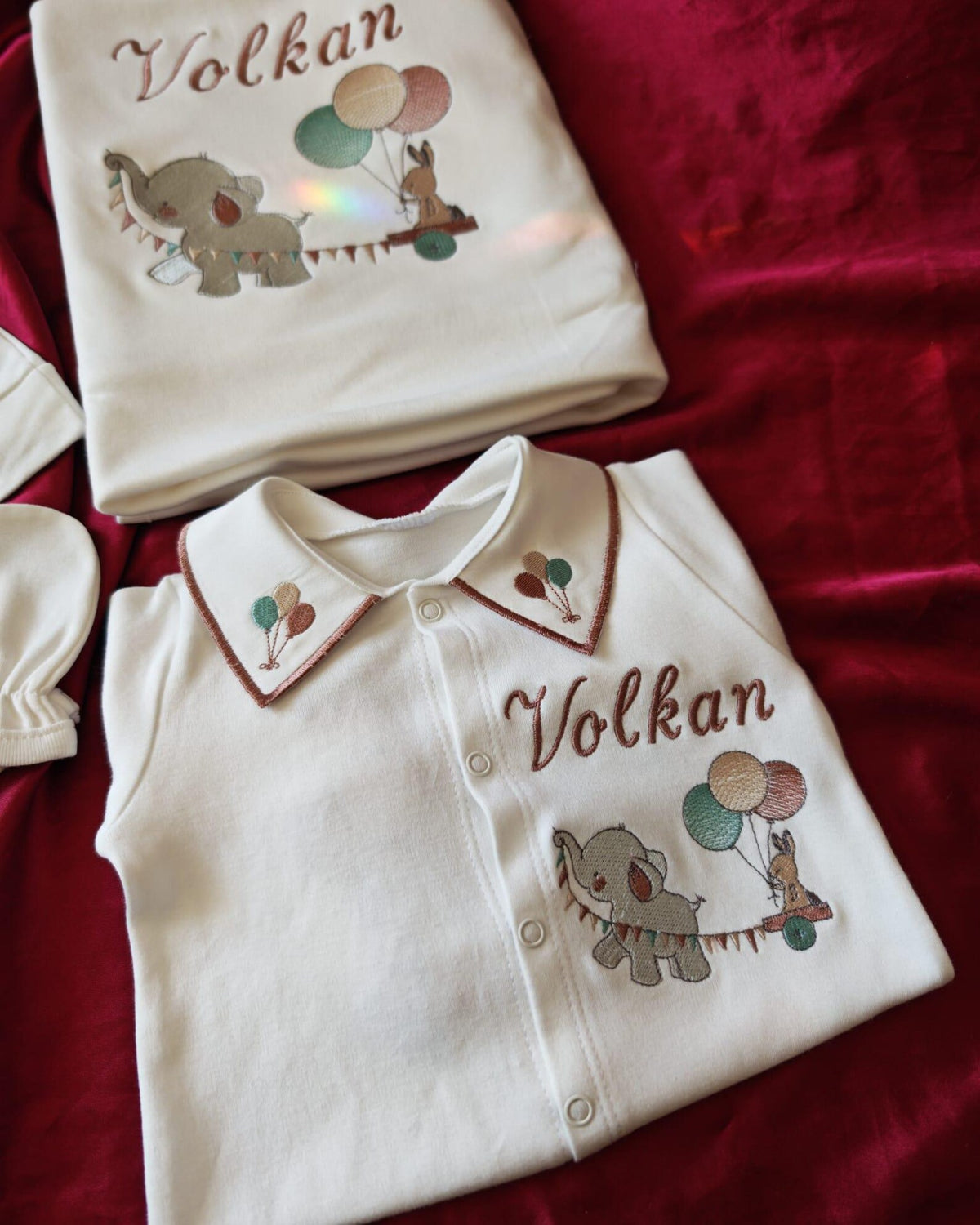 Minivello® Personalisiertes Baby-Set aus 100 % Bio-Baumwolle mit Decke & Namensstickerei (4-teilig)