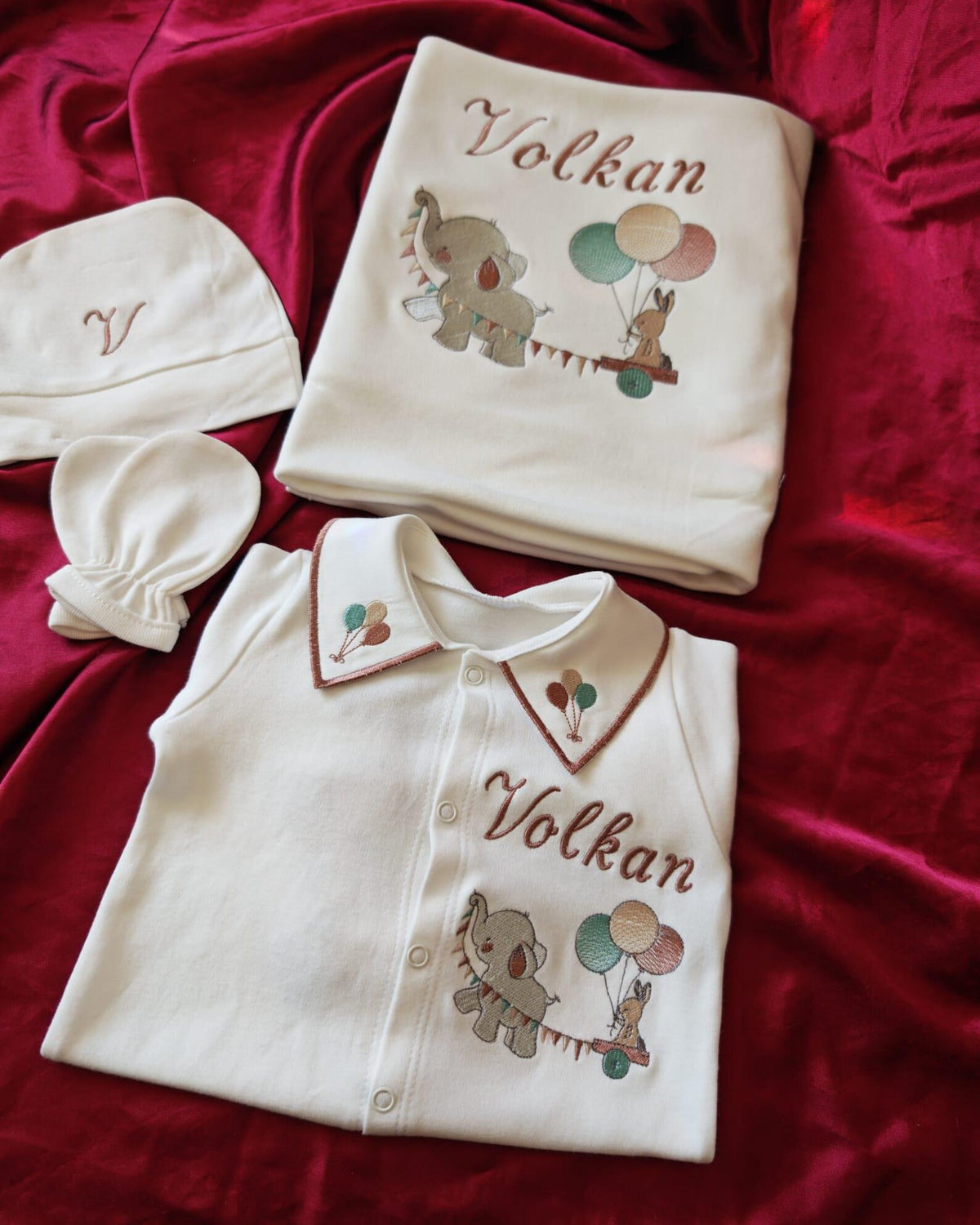 Minivello® Personalisiertes Baby-Set aus 100 % Bio-Baumwolle mit Decke & Namensstickerei (4-teilig)