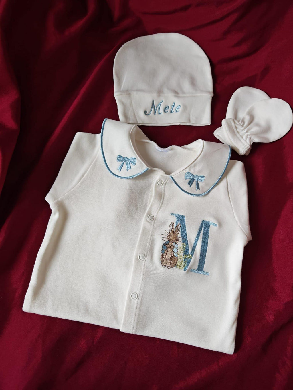 Minivello® Personalisiertes Baby-Set mit Blumeneinstickung aus 100 % Baumwolle (3-teilig)