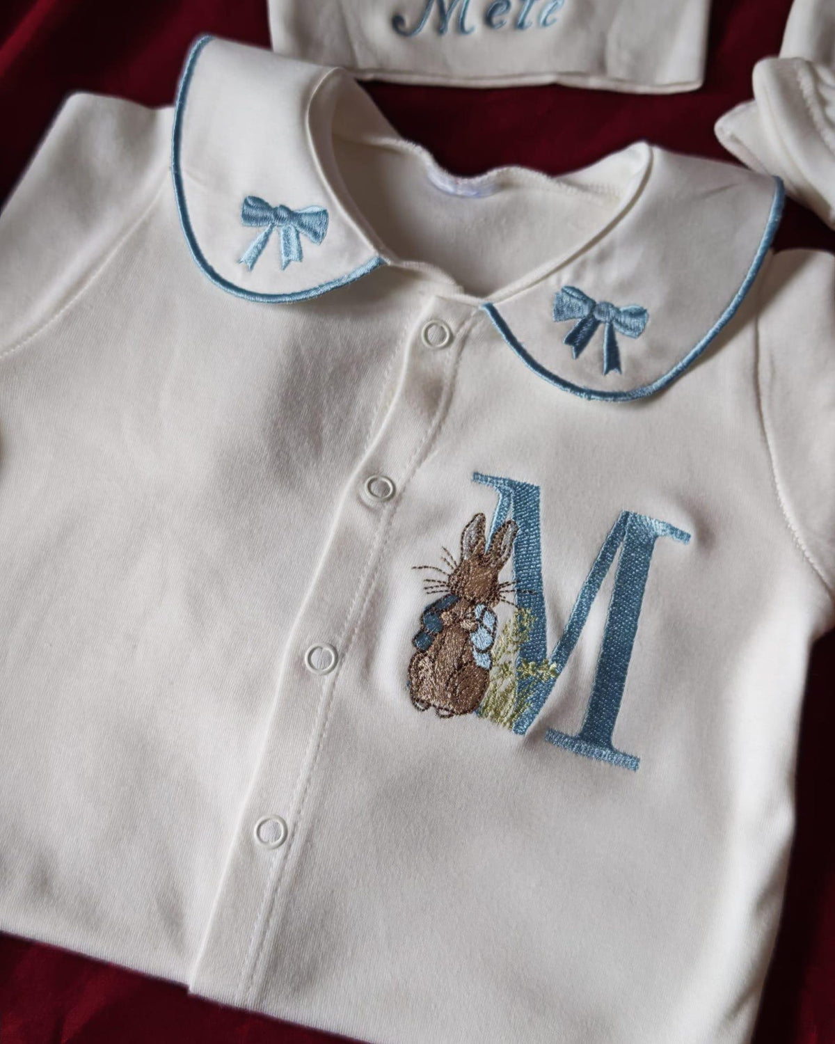 Minivello® Personalisiertes Baby-Set mit Blumeneinstickung aus 100 % Baumwolle (3-teilig)