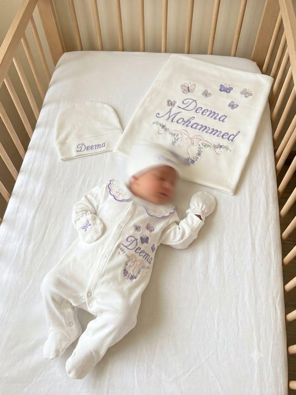 Minivello® Personalisiertes Baby Erstlingsset (4-teilig) mit Wunschnamen – Bio-Baumwolle & Madeira-Stickerei