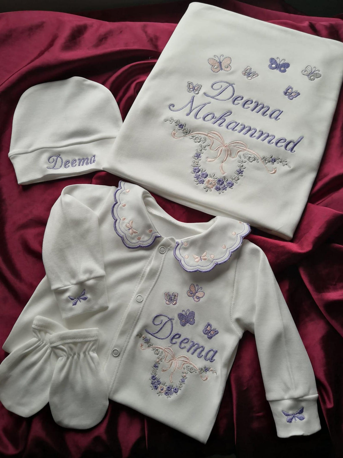 Minivello® Personalisiertes Baby Erstlingsset (4-teilig) mit Wunschnamen – Bio-Baumwolle & Madeira-Stickerei