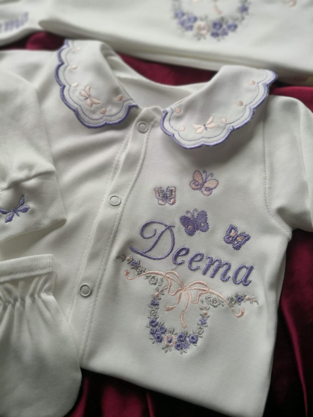Minivello® Personalisiertes Baby Erstlingsset (4-teilig) mit Wunschnamen – Bio-Baumwolle & Madeira-Stickerei