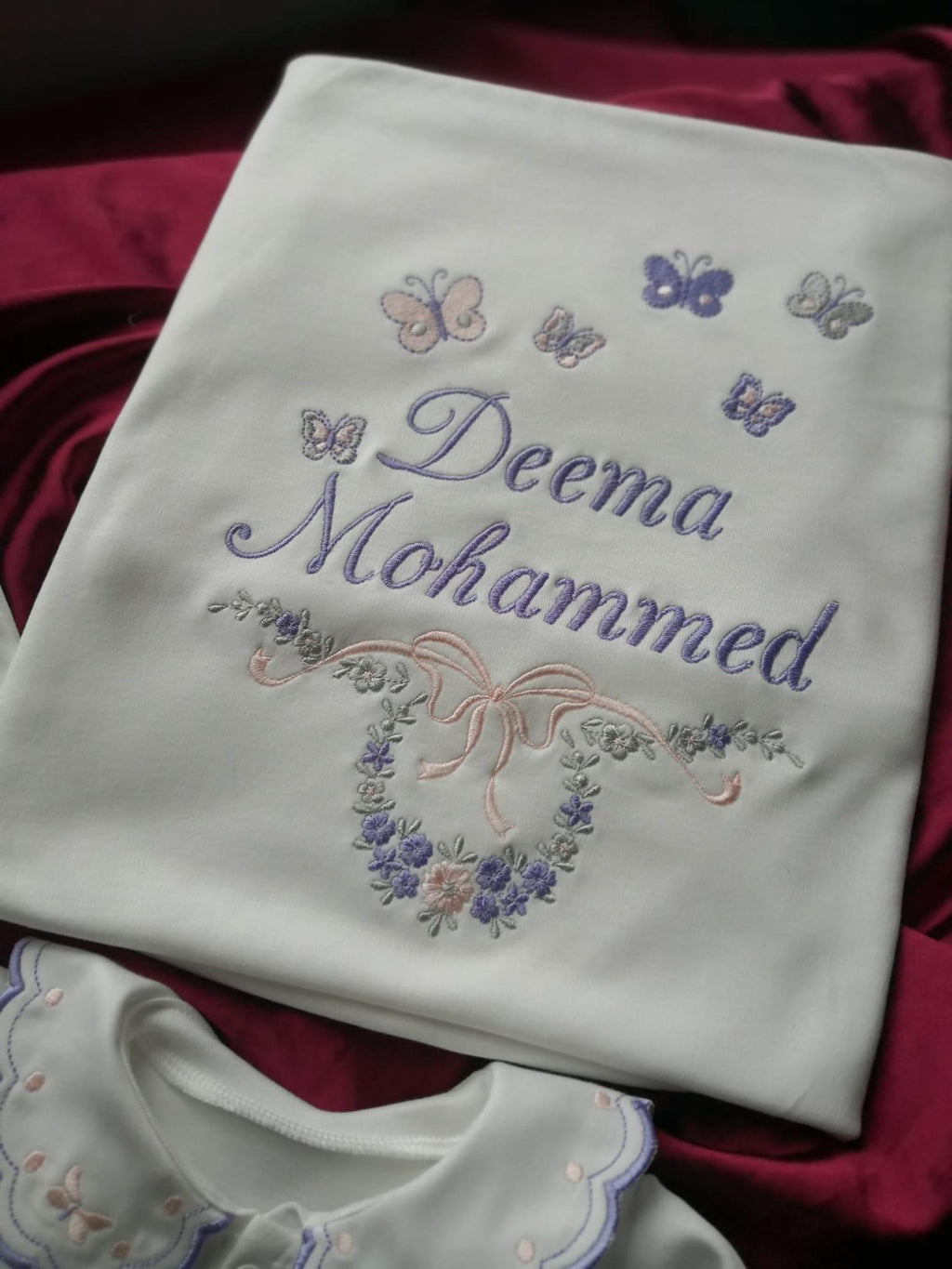 Minivello® Personalisiertes Baby Erstlingsset (4-teilig) mit Wunschnamen – Bio-Baumwolle & Madeira-Stickerei