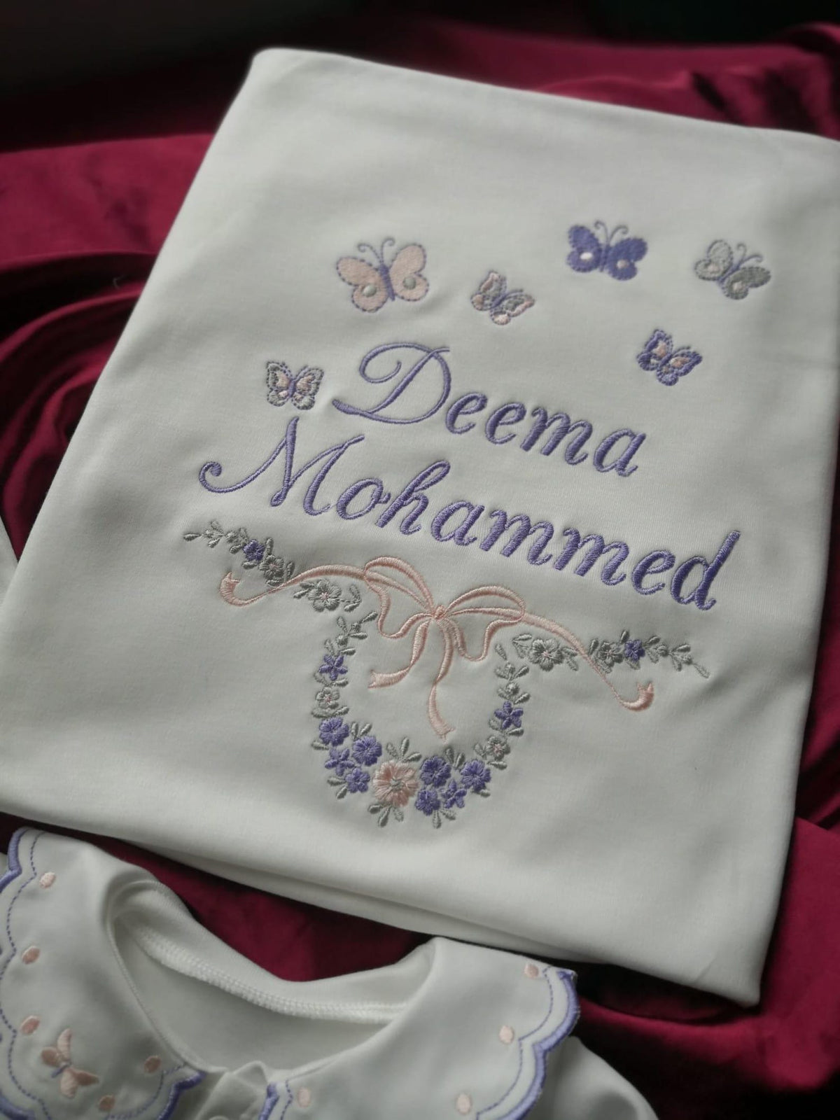 Minivello® Personalisiertes Baby Erstlingsset (4-teilig) mit Wunschnamen – Bio-Baumwolle & Madeira-Stickerei