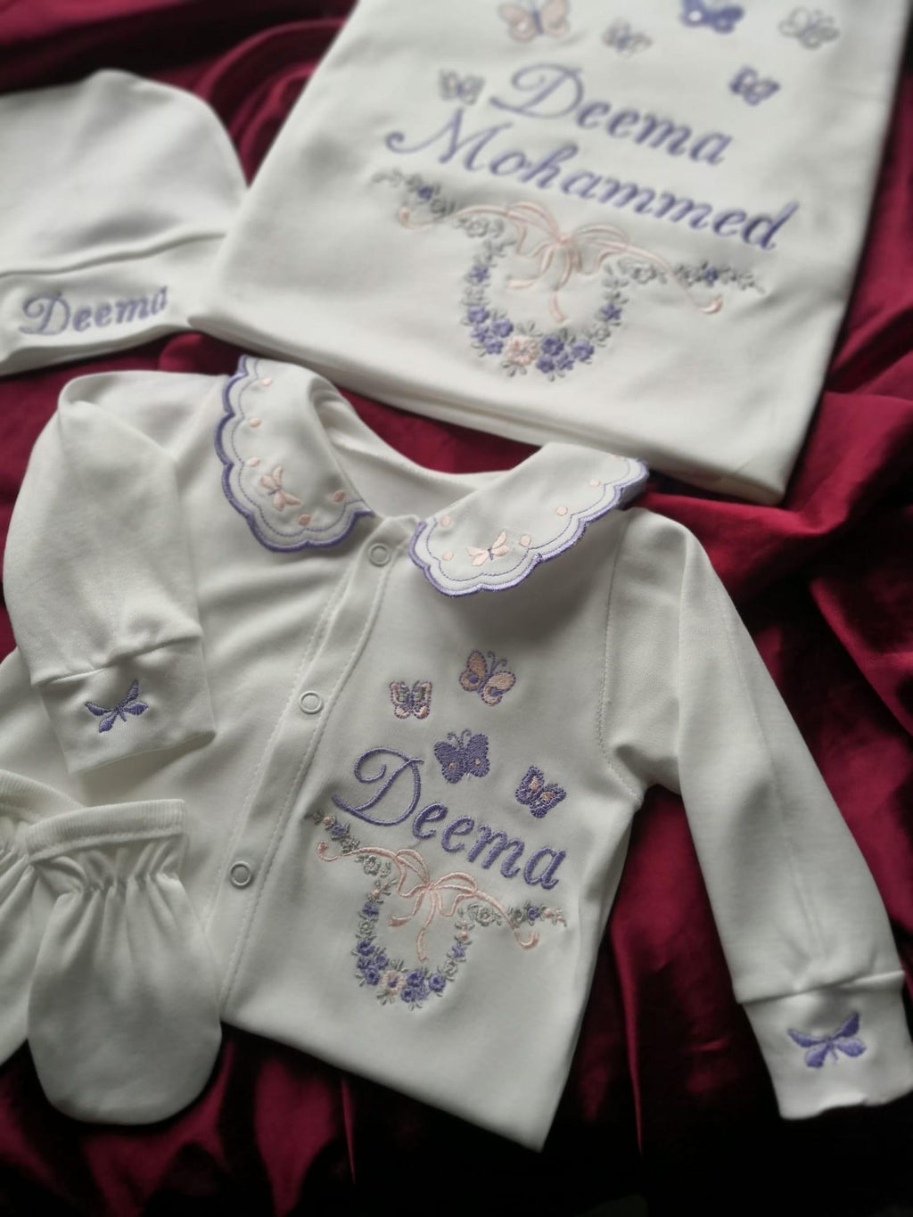 Minivello® Personalisiertes Baby Erstlingsset (4-teilig) mit Wunschnamen – Bio-Baumwolle & Madeira-Stickerei