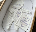 Minivello® Personalisiertes Baby Erstlingsset (4-teilig) mit Wunschnamen – Bio-Baumwolle & Madeira-Stickerei