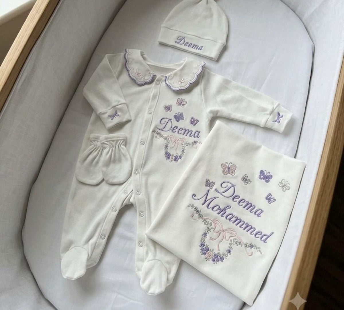 Minivello® Personalisiertes Baby Erstlingsset (4-teilig) mit Wunschnamen – Bio-Baumwolle & Madeira-Stickerei