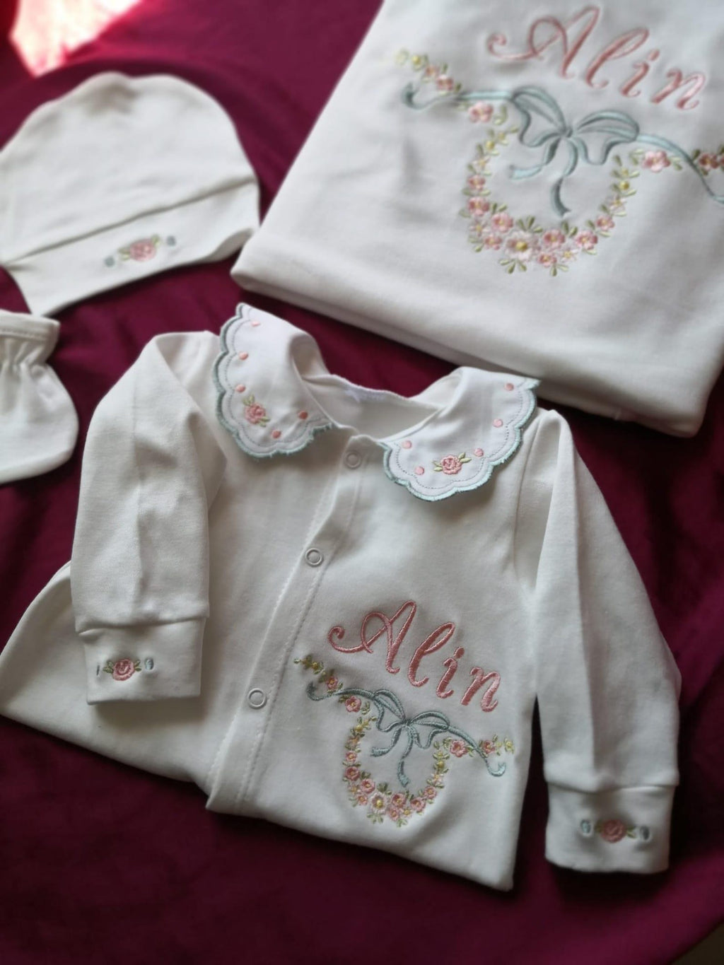 Minivello® Personalisiertes Baby-Set mit Bestickung aus 100 % Bio-Baumwolle (3- oder 4-teilig)
