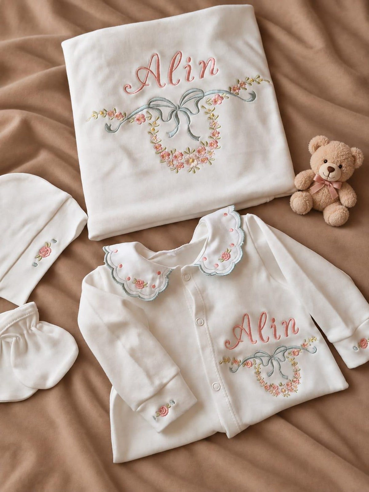 Minivello® Personalisiertes Baby-Set mit Bestickung aus 100 % Bio-Baumwolle (3- oder 4-teilig)