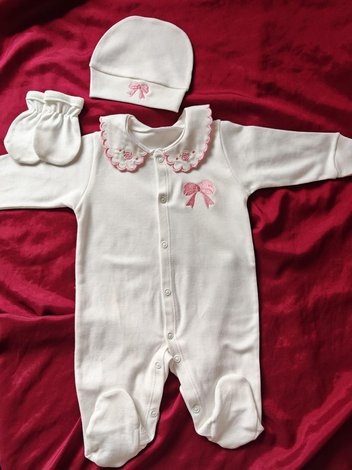 Minivello® Personalisiertes Baby-Set aus 100 % gekämmter Baumwolle mit Namensstickerei (3-teilig)