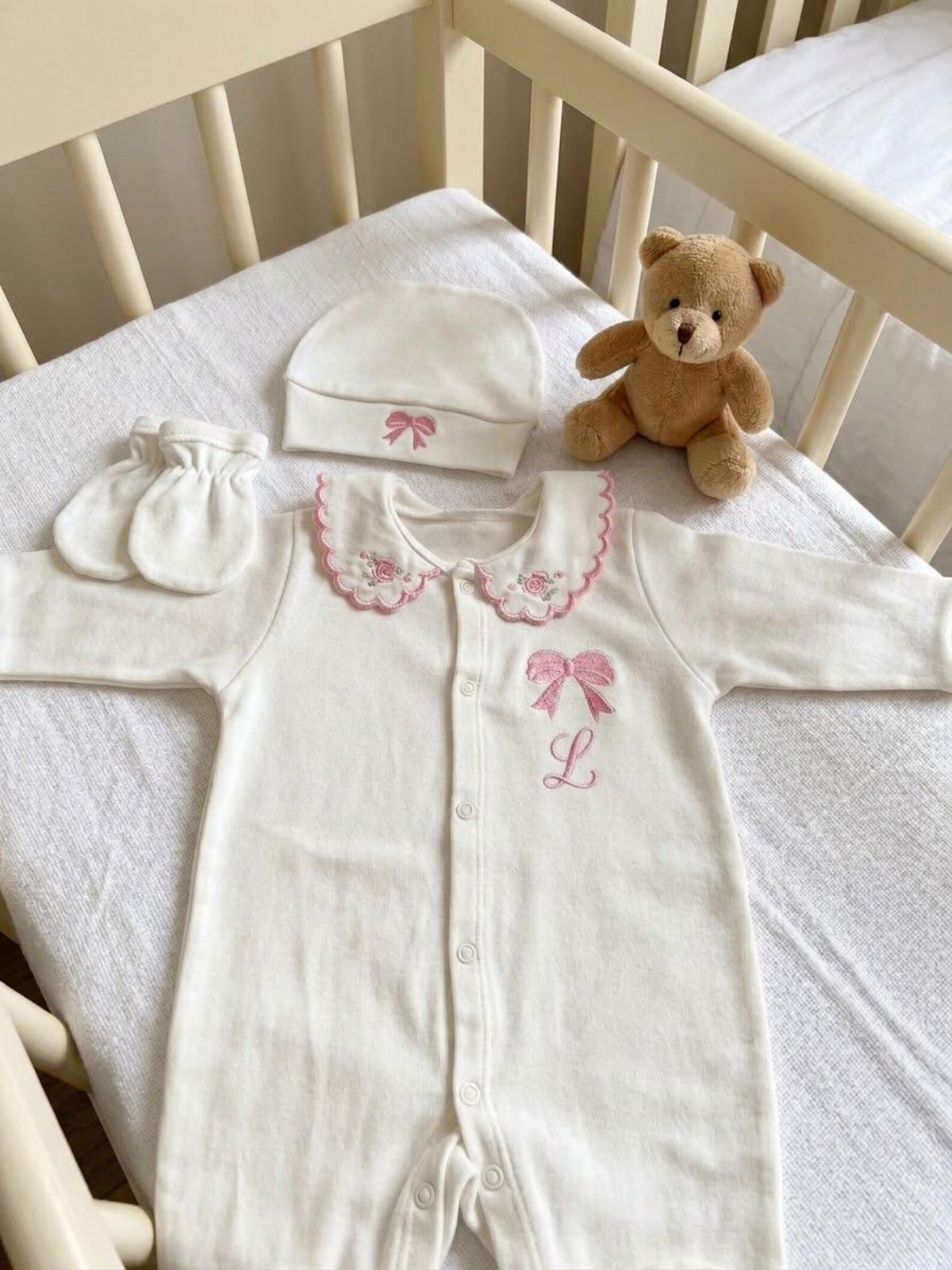 Minivello® Personalisiertes Baby-Set aus 100 % gekämmter Baumwolle mit Namensstickerei (3-teilig)