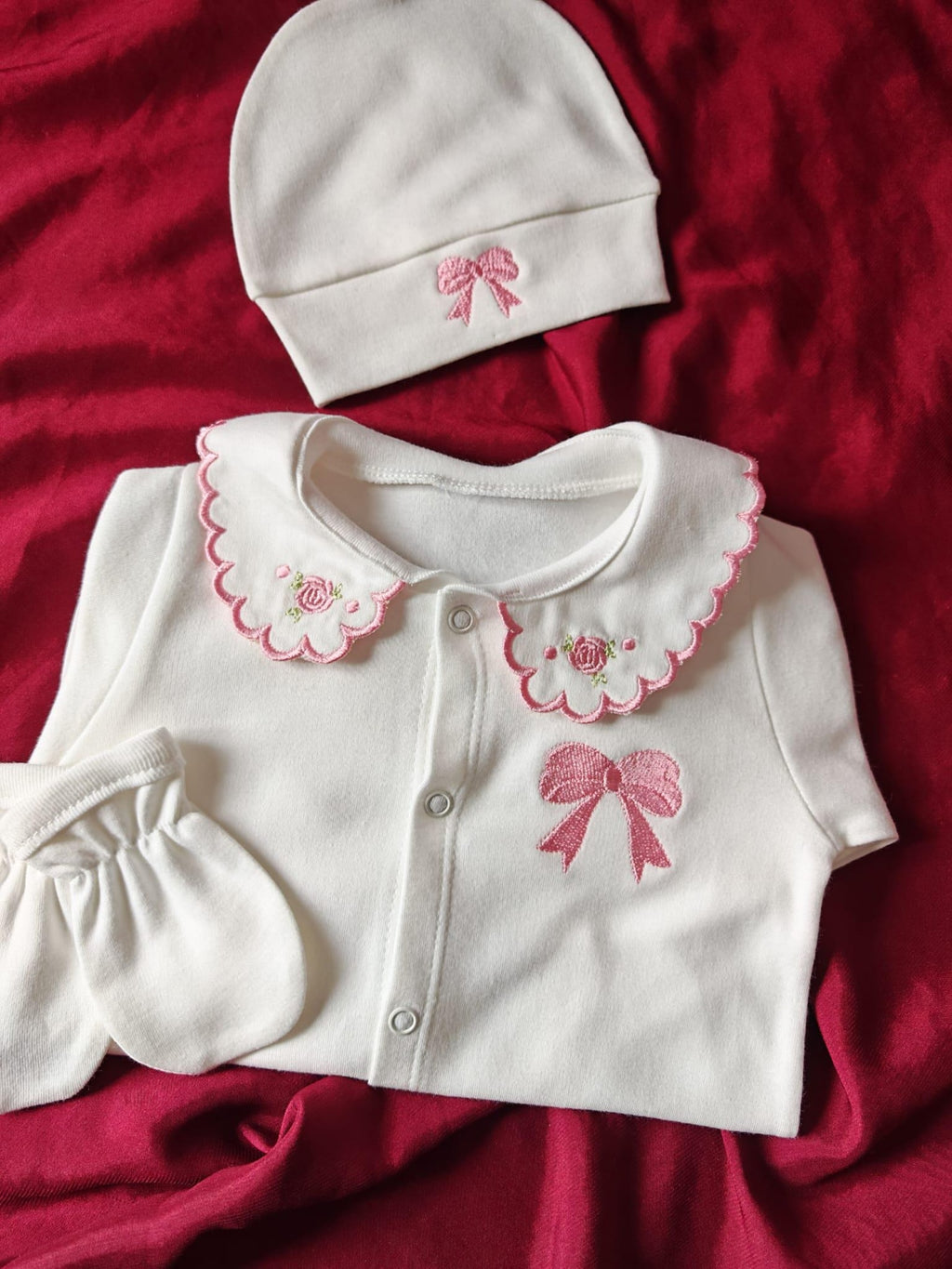 Minivello® Personalisiertes Baby-Set aus 100 % gekämmter Baumwolle mit Namensstickerei (3-teilig)