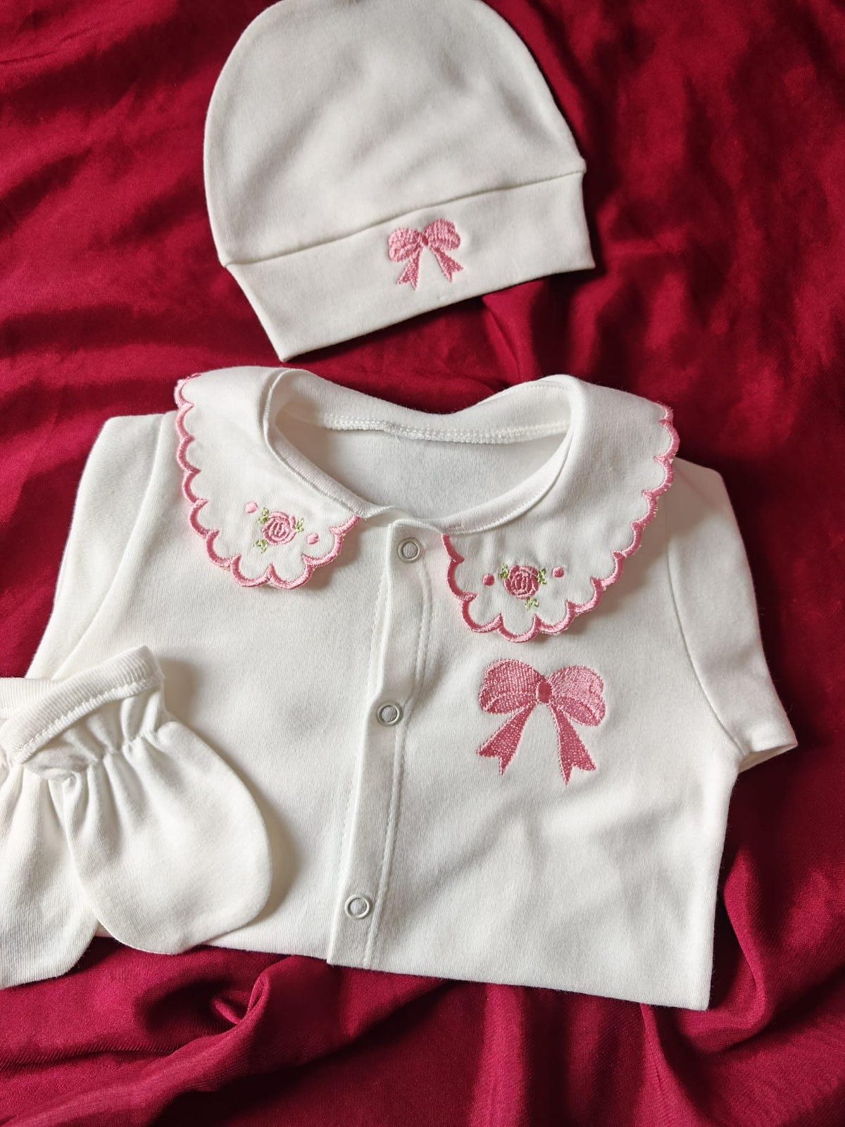 Minivello® Personalisiertes Baby-Set aus 100 % gekämmter Baumwolle mit Namensstickerei (3-teilig)