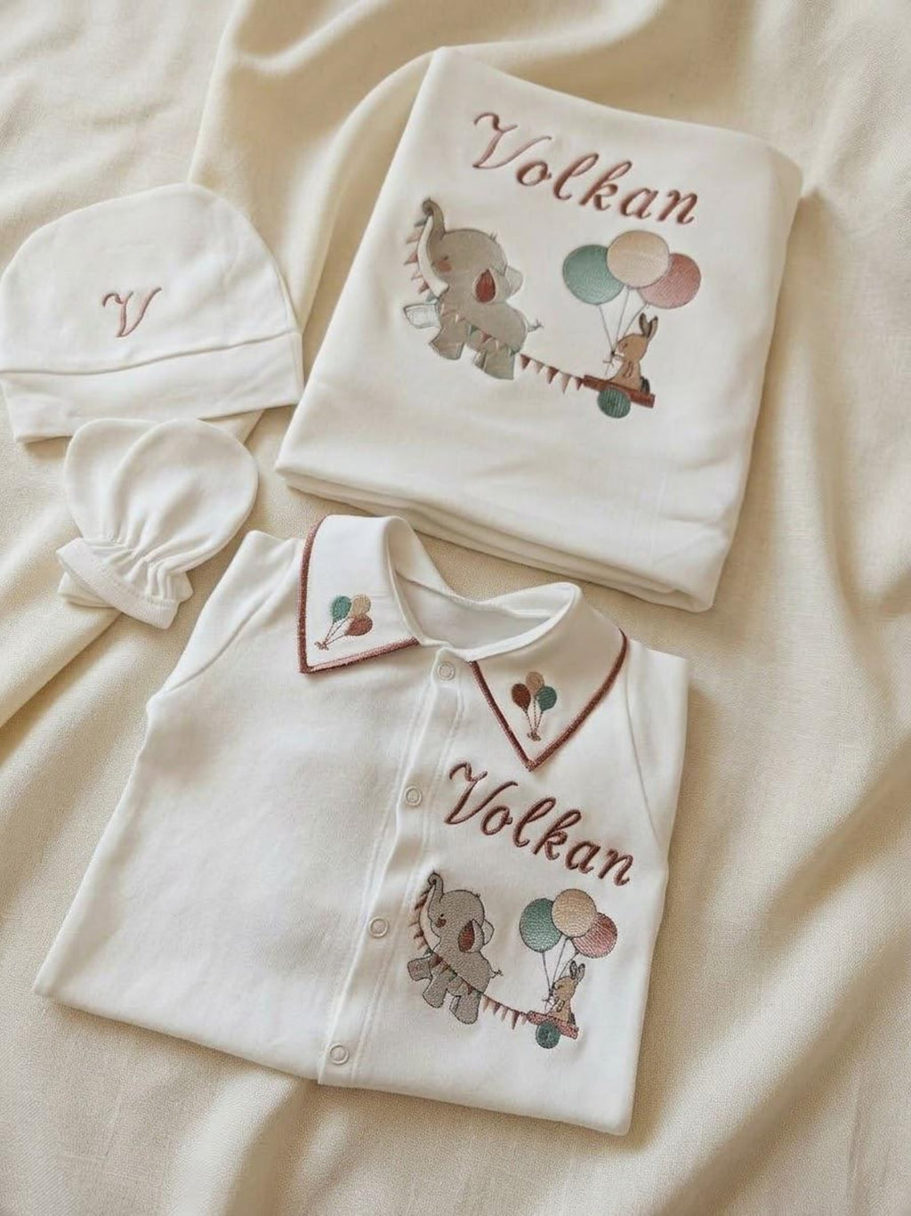 Minivello® Personalisiertes Baby-Set aus 100 % Bio-Baumwolle mit Decke & Namensstickerei (4-teilig)