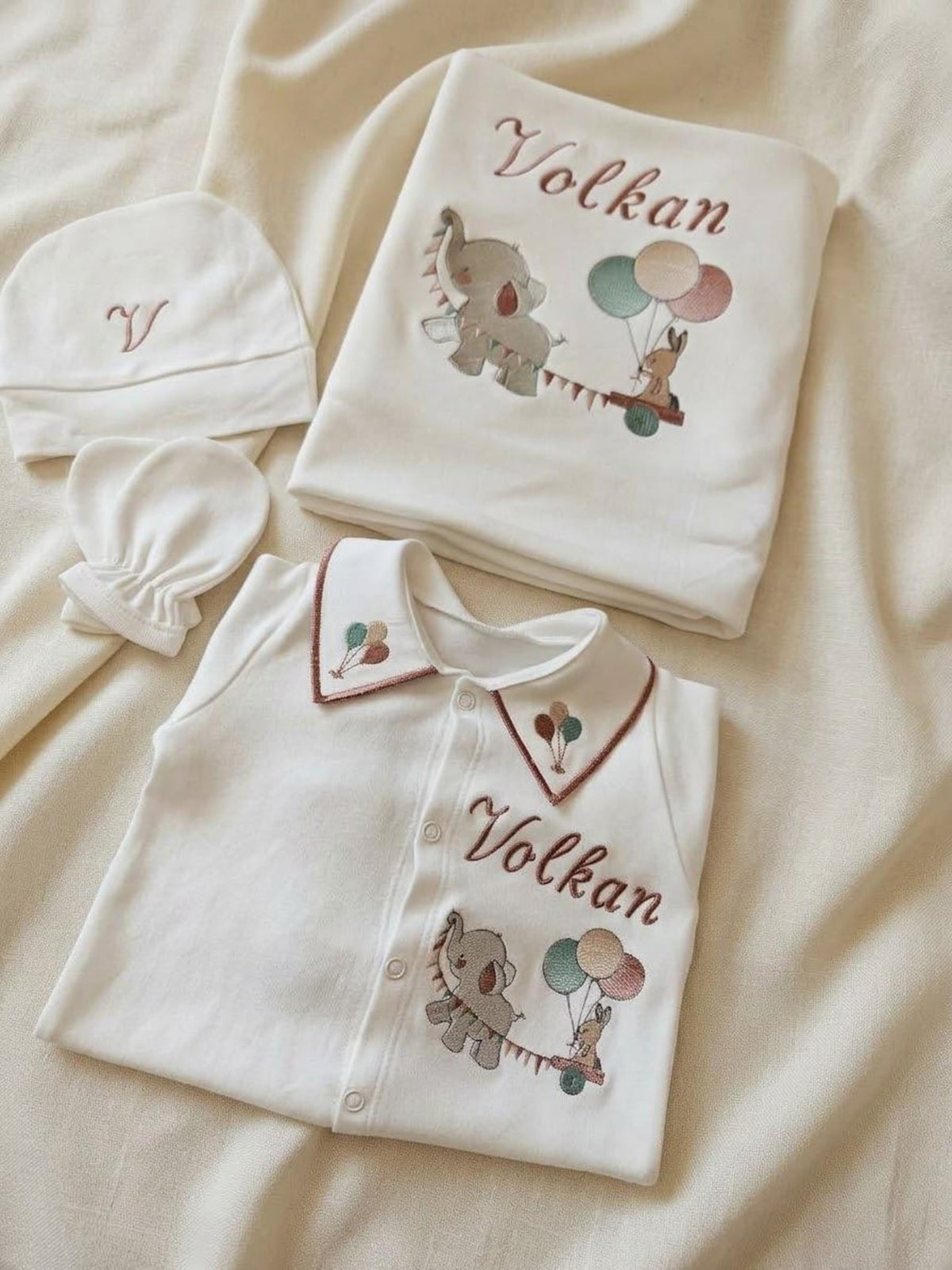 Minivello® Personalisiertes Baby-Set aus 100 % Bio-Baumwolle mit Decke & Namensstickerei (4-teilig)