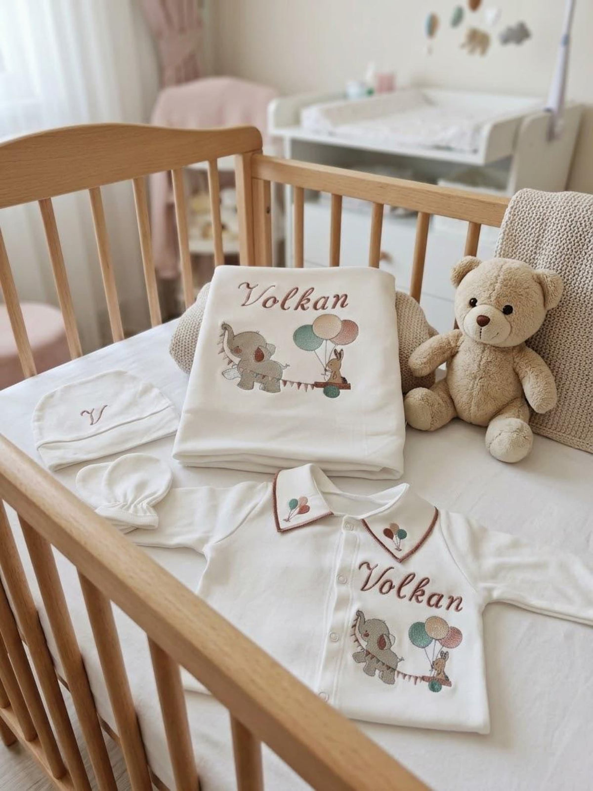 Minivello® Personalisiertes Baby-Set aus 100 % Bio-Baumwolle mit Decke & Namensstickerei (4-teilig)