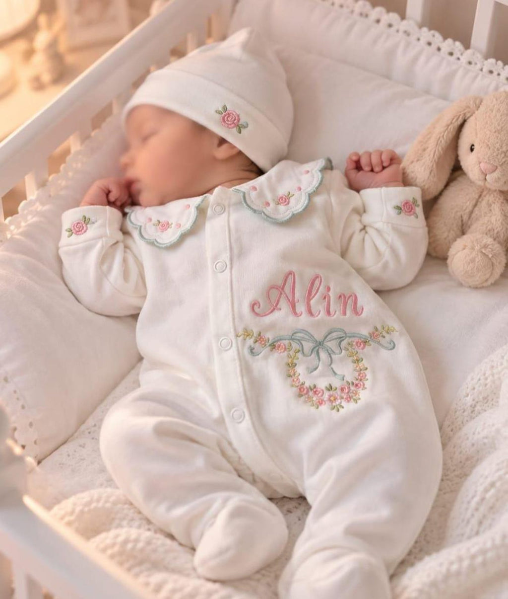 Minivello® Personalisiertes Baby-Set mit Bestickung aus 100 % Bio-Baumwolle (3- oder 4-teilig)