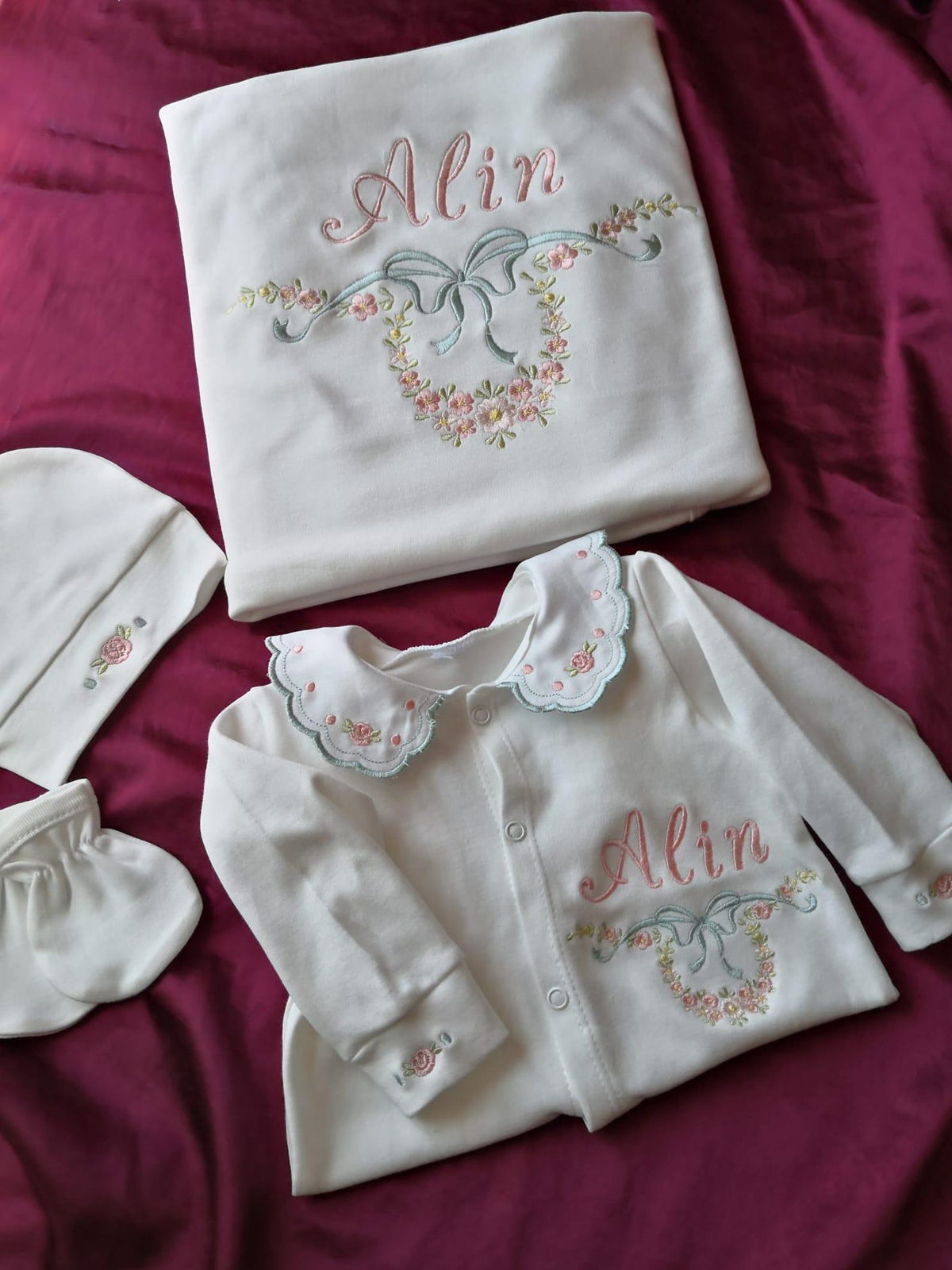 Minivello® Personalisiertes Baby-Set mit Bestickung aus 100 % Bio-Baumwolle (3- oder 4-teilig)